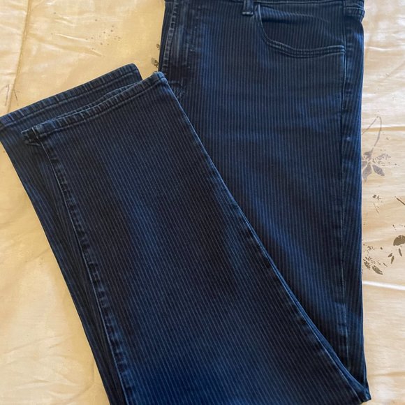 J Brand High Waisted, Cropped, Cigarette Jeans - 30 Waist - Picture 4 of 6